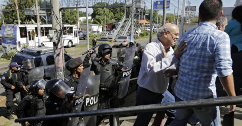 Carlos Chamorro, director de Confidencial, el medio allanado por el gobierno, es retirado por antimotines de las instalaciones de la Policía, a donde fue el sábado a reclamar por lo sucedido