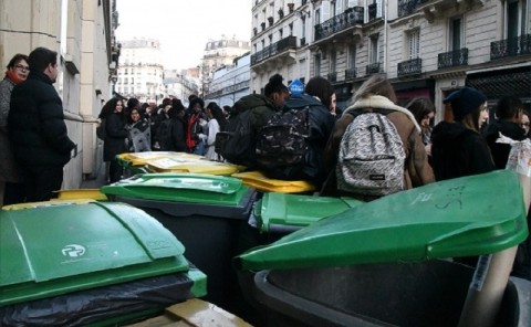 法國高中生抗議馬克宏政府的教育改革，發起示威活動以路障封鎖在學校門口，巴黎警方極度戒備