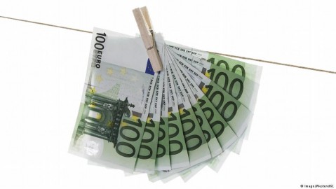 Euro banknotes hanging on a clothesline. Image: Westend61