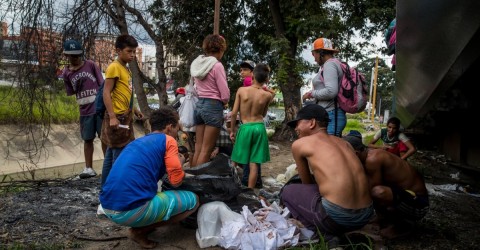 Un grupo de niños busca comida entre bolsas de basura que obtuvieron en una panadería, el pasado 10 de noviembre en el barrio Las Mercedes de Caracas