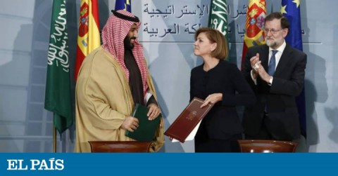 La entonces ministra de Defensa, María Dolores de Cospedal, junto a Rajoy y al príncipe Bin Salman en abril pasado en Madrid
