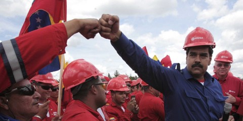 Venezuelan President Nicolas Maduro fist-bumps with oil workers during a visit to a facility in the oil-rich Orinoco belt in the state of Monagas, March 21, 2013. Photo: Reuters/Miraflores Palace
