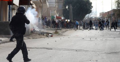 Enfrentamiento entre antidisturbios y manifestantes este martes en Kasserine (norte de Túnez).
