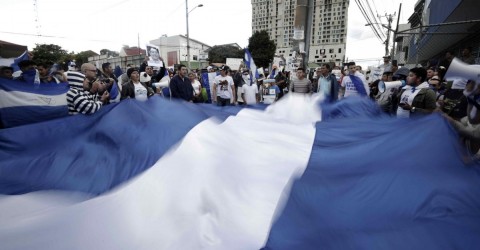 Nicaragüenses exiliados en Costa Rica protestan contra el gobierno de Daniel Ortega frente a sue embajada en San José
