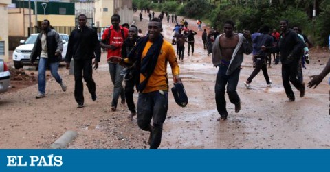 A group of immigrants after jumping the Melilla fence in 2016
