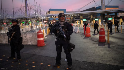  U.S. Customs and Border Protection Special Response Team officers stand guard at the San Ysidro Port of Entry after the land border crossing was temporarily closed to traffic from Tijuana, Mexico, Nov. 19, 2018. Photo: Reuters file