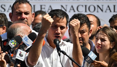 El presidente del Parlamento de Venezuela, Juan Guaidó, muestra en un discurso frente a sus seguires, las marcas en sus muñecas, luego de que agentes del Servicio de Inteligencia le colocaran esposas al detenerlo.