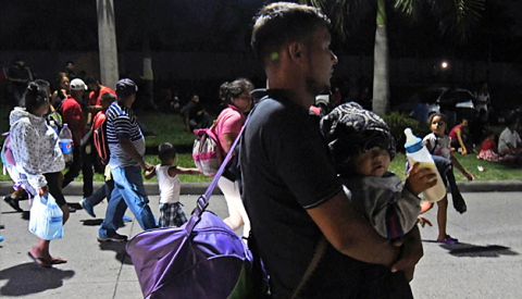 Decenas de hondureños empezaron este lunes a reunirse para partir el martes