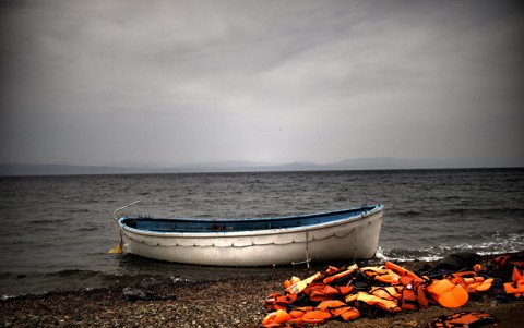 載有非法移民的偷渡船隻在土耳其海岸沈船，造成孩童溺斃