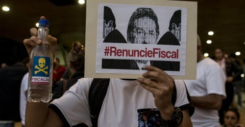 Using printed masks and modified pictures of Colombia's current General Prosecutor Nestor Humberto Martinez, people demand his resignation.