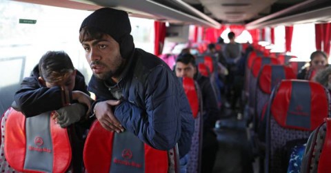 Un grupo de refugiados sirios emprende el retorno a su país de origen en un autobús desde Esenyurt, en Estambul
