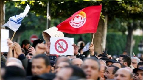 Manifestantes sostienen este jueves banderas del sindicato UGTT y carteles contra el FMI.