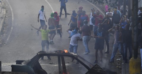 Protestas este lunes cerca al cuartel de la Guardia Nacional en Cotiza, Caracas, tras la sublevación de algunos uniformados