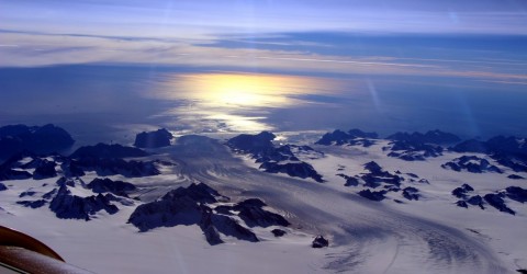 La misión IceBridge de la Nasa reportó el deshielo de Groenlandia durante el verano. En la foto, sobre la región Helheim/Kangerdlugssuaq y sus glaciares. 