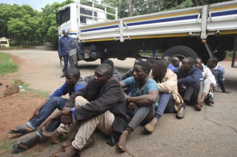 辛巴威人民抗議油價飆漲，軍方實彈鎮壓示威者。