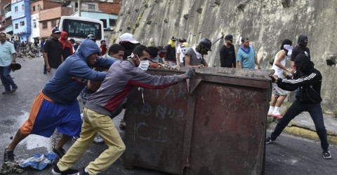 Enfrentamientos de manifestantes en Caracas contra el gobierno de Nicolás Maduro. 