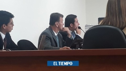 Carlos Palacino (centro), expresidente de Saludcoop, en el juicio en su contra, que se desarrolla este jueves.