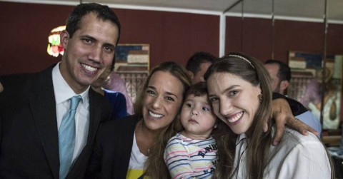 Juan Guaidó acompañado de su esposa Fabiana Rosales con su hija y Lilian Tintori.