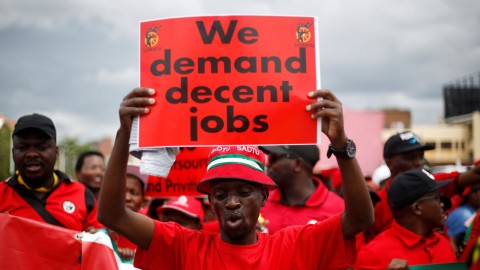 南非失業工人走上街頭，要求政府提供更多的工作機會。