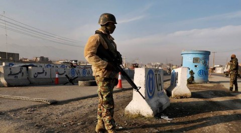 在美國與塔利班組織暫停和平談判後，阿富汗赫爾曼德省的一處軍事基地遭塔利班武裝份子襲擊，至少有23名士兵死亡。