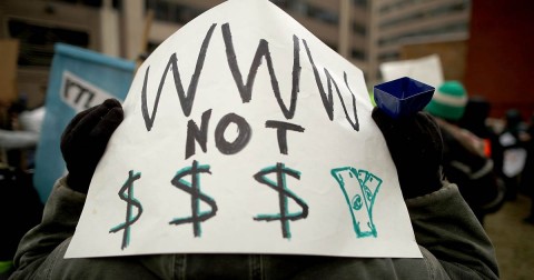 Demonstrators rally outside the FCC building to protest the end of net neutrality rules in Washington, DC, Dec. 14, 2017. Photo: Chip Somodevilla / Getty Images file
