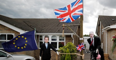 Brexit scarecrows depicting former British Prime Minister David Cameron and Foreign Secretary Boris Johnson are displayed during the Scarecrow Festival in Heather, Britain, July 31, 2016. Photo: Darren Staples / Reuters