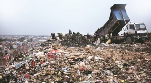 印度古吉拉特邦傳地方化學公司非法向村莊傾倒化學廢棄物，引發當地非政府國際組織協同農民上街抗議，要求政府出面調查。