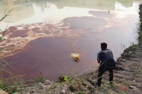 馬來西亞巴生河傳遭違法傾倒化學廢棄物，地方水質管理局將持續展開調查。