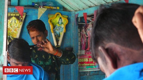 「我必須裝扮成男性才能在工作上不受歧視和騷擾」-印度一名少女在父親癱瘓後為供養家庭而成為理髮師，卻被迫將自己打扮成男性。