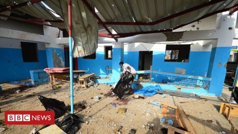 由沙烏地阿拉伯聯軍與胡塞武裝組織持續交戰的葉門內戰，日前聯軍進行空襲時將一所醫院炸毀，造成死傷。拯救兒童組織譴責雙方違反國際法。