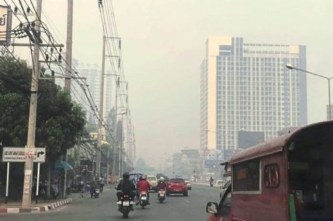 泰國清邁市及泰國北部的空汙問題過於嚴重，當地的空氣品質指數中測出高濃度的細懸浮微粒。多名學者要求政府宣布進入緊急狀態，進而使民眾避免一切的戶外活動。