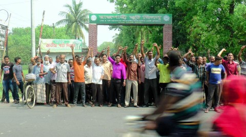 孟加拉拉傑沙希市的黃麻工人在工廠大門抗議企業沒有遵守基本工資8300塔卡的規定，要求公司依法給付薪資，否則將進行罷工。