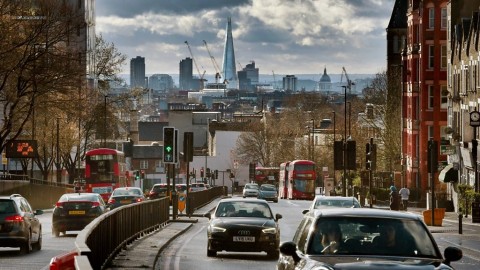 為了解決當地空氣污染的問題，英國倫敦市當局將以市中心為中點在周圍劃定出一個新的「超低排放區」，凡是不符合標準的車輛須付費才能進入。這項政策引起特定人士的反彈。