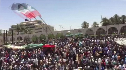 Sudan protesters keep pressure on Bashir