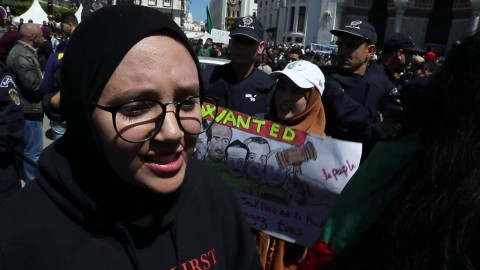 阿爾及利亞議會任命參議院議長擔任臨時總統，接替上星期辭職下台的萬年總統剩餘的90天任期，卻引起大批民眾的示威抗議，遭警方以強力水槍鎮壓驅散。