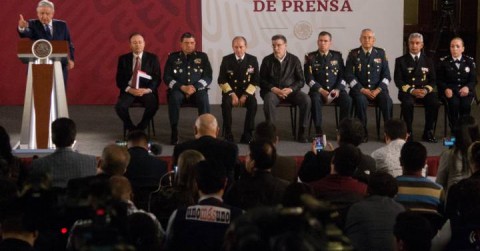 López Obrador, junto a los secretarios de Defensa y Marina, este jueves. 