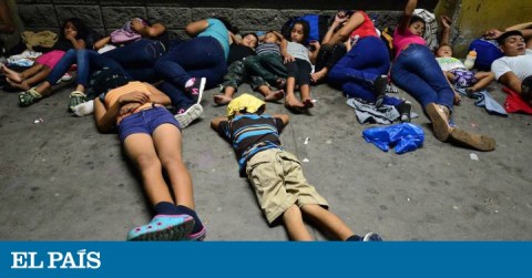 Familias duermen en las calles de San Pedro Sula esperando para viajar dirección EE UU.