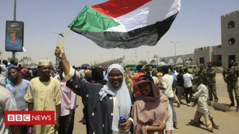 蘇丹抗議民眾在巴希爾總統被軍方逼迫辭職後，由於抗議民眾要求恢復民主體制的聲勢過於強大，讓軍事委員會領袖接連下台。最新上任的布爾汗將軍承諾將在兩年內建立一個文人政府，並取消宵禁。民眾擔心軍方無限期統治，表示仍持續抗議到組成文人政府為止，軍事委員會承諾不會驅散抗議民眾。