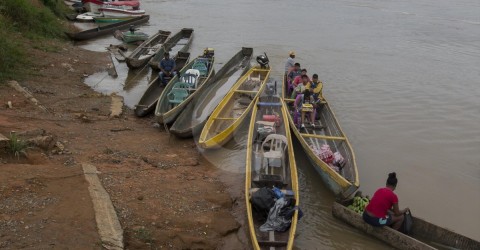En el río Atrato (foto), las comunidades tienen restricciones para la movilidad impuestas por los ilegales