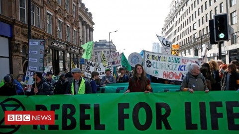 已在多國城市舉辦示威活動的英國氣候組織：滅絕叛亂（Extinction Rebellion）這次在英國倫敦發動大規模抗爭活動，並訴求三點主張：2025年將碳排放量減少到零；建立公民大會；政府講出「氣候變遷的真相」。遊行隊伍封鎖倫敦交通繁忙的街道，且部分抗議人士因毀損設施而遭捕，警方呼籲抗議民眾理性，避免不必要的衝突產生。