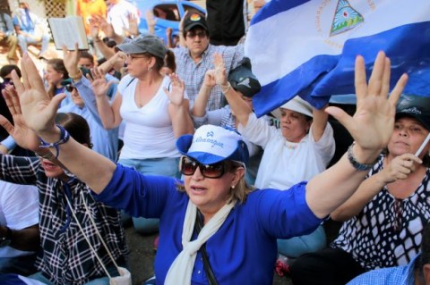 尼加拉瓜首都馬拿瓜有數百名民眾走上街頭，高呼民主口號抗議總統丹尼爾•奧蒂嘉(Daniel Ortega)長期的極權統治。這場被政府視為違法的示威遊行有數十名抗議群眾遭逮捕，其中包含一名記者。總統指出，這是反對派勢力一手策劃的政治活動。