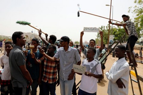 數十萬的蘇丹民眾聚集於國防部前靜坐抗議，要求過渡性軍事委員會將權力還給人民。軍事委員會表示，目前已經準備好要配合人民的要求，但不會將權力直接交給抗議活動的領袖，而是與國內的反對派勢力合作共同建立一個聯合政府，並承諾最多在兩年內交出權力。