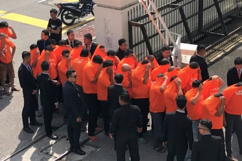 馬來西亞陸路交通局檳城分局的多名官員涉嫌向貨車司機收取一萬至三萬令吉不等的保護費，日前馬來西亞反貪污委員會開始針對此事進行調查。陸路交通局長Datuk Seri Shaharuddin Khalid表示，將會全力配合反貪委員會進行調查，不會包庇局內的任何一位官員。