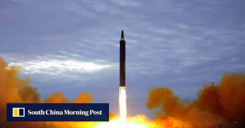 2017年8月29日的檔案照片顯示了據說是Hwasong-12中程導彈的測試發射。
