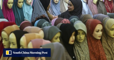 穆斯林婦女為在吉隆坡的一個賴買丹月義賣市場的頭巾購物。