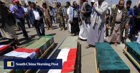 4月10日，在首都薩那舉行的葬禮上，也門人聚集在學童的棺材周圍。