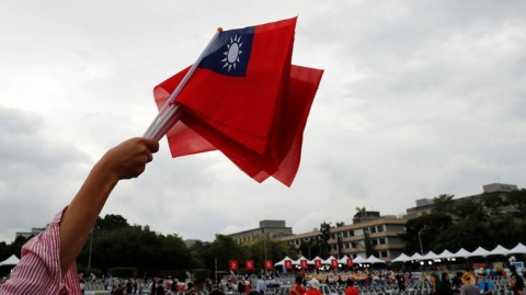 在台灣台北的國慶慶祝活動期間，觀眾揮舞著台灣的旗幟。