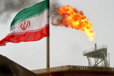 美國於2018年11月片面退出伊朗核武協議時，對伊朗啟動石油出口的經濟制裁限令，禁止各國向伊朗購買石油，但當時給予八個國家有6個月的制裁豁免權。美國國務卿蓬佩奧（Mike Pompeo）於4月22日表示，美方將於5月2日起不再給予任何國家進口伊朗原油的豁免權，否則將遭受美方制裁。美方終止這波制裁豁免權，將對亞洲國家造成嚴重影響，因而引發石油價格飆升。