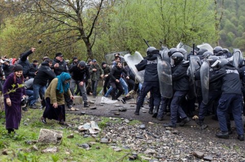 喬治亞巴金斯山谷的村落居民發起抗議，反對政府於該地建造水力發電廠。當地警方向抗議群眾發射催淚瓦斯和橡膠子彈，傳數人受傷。
