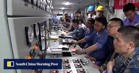 中國新航母的控制面板上的技術人員在最近的試航中看到了鏡頭。